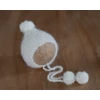 RENDELHETŐ Törtfehér, pom-pom  bojtos újszülött bonnet