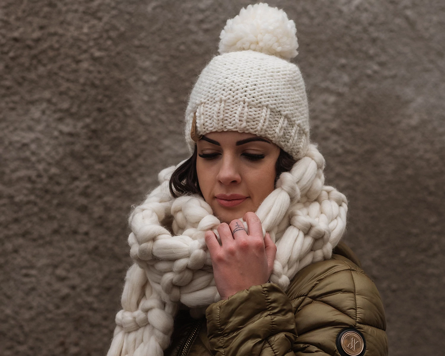 Hand knitted chunky knit women pom-pom hat