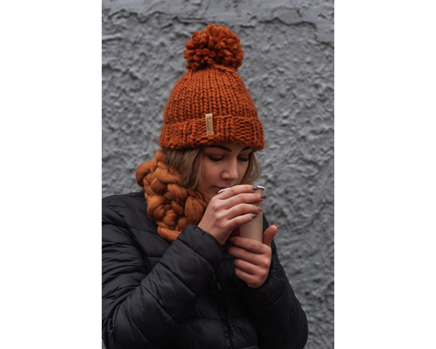 Super chunky hand knitted women oversized pom-pom hat