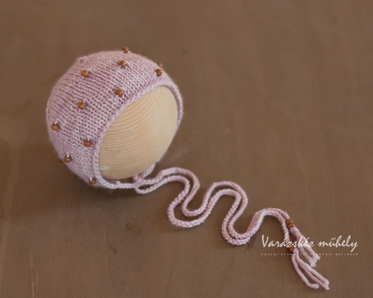 Világos rózsaszín újszülött bonnet fa gyöngyökkel