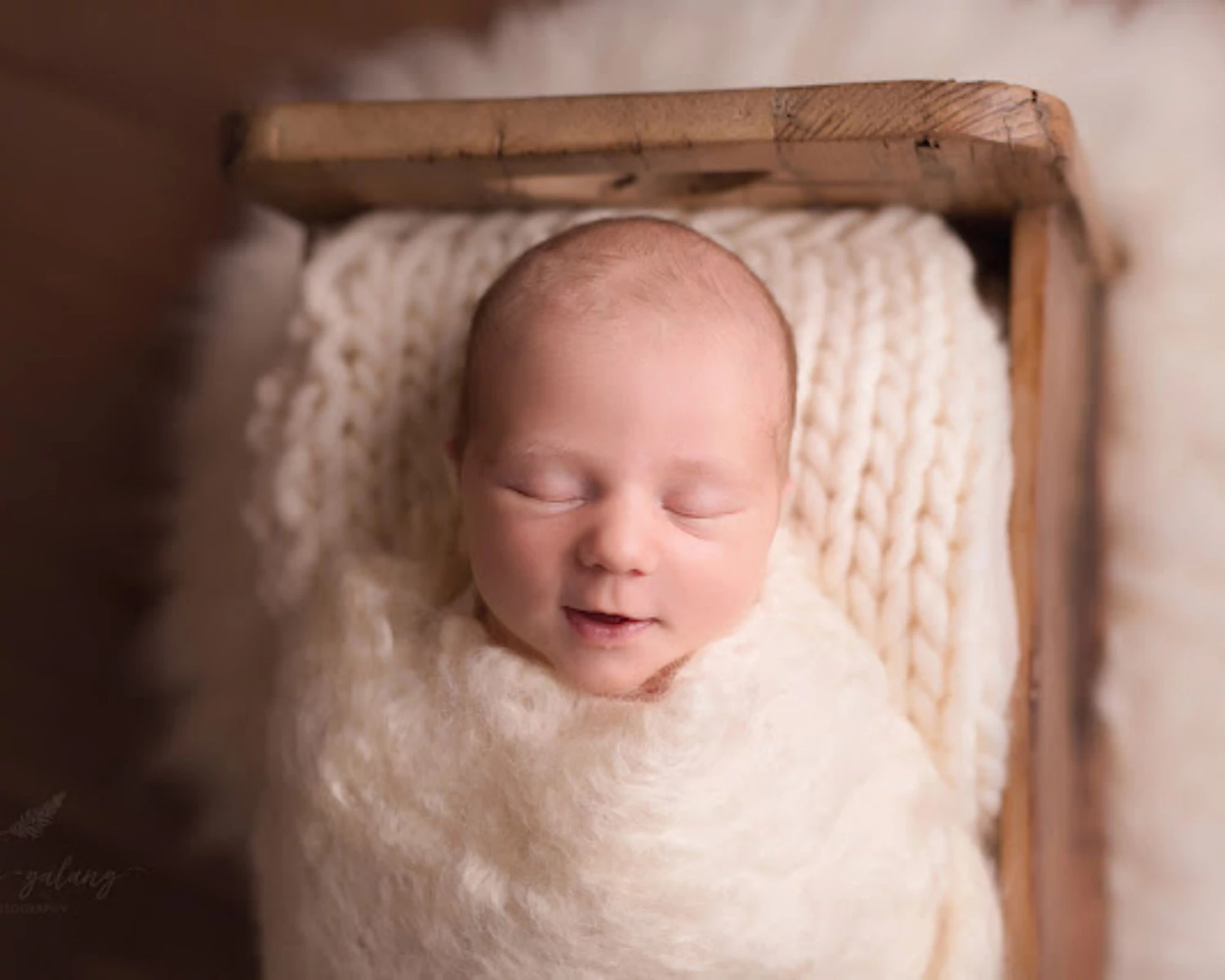 Törtfehér hosszú, nemez takaró egyenetlen szegéllyel