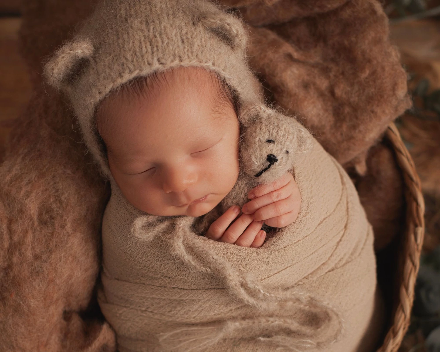 RENDELHETŐ Világos bézs mini kötött maci figura