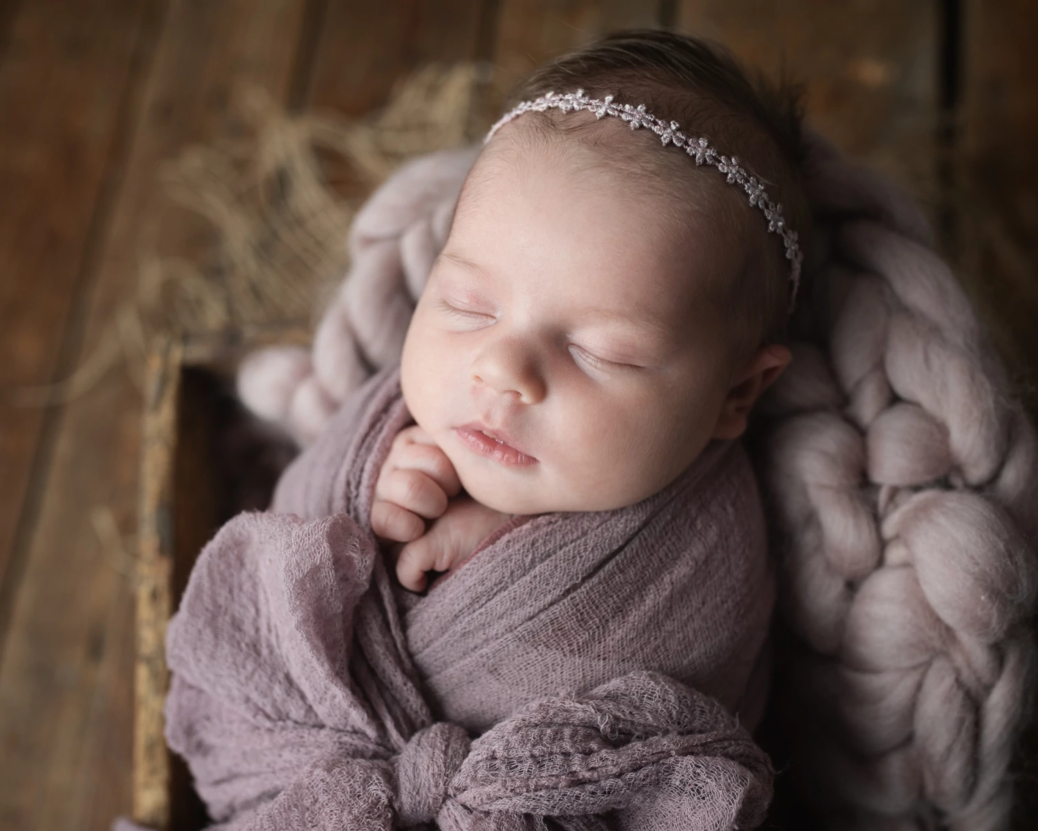 Fehér, keskeny, virágos csipke újszülött fejpánt