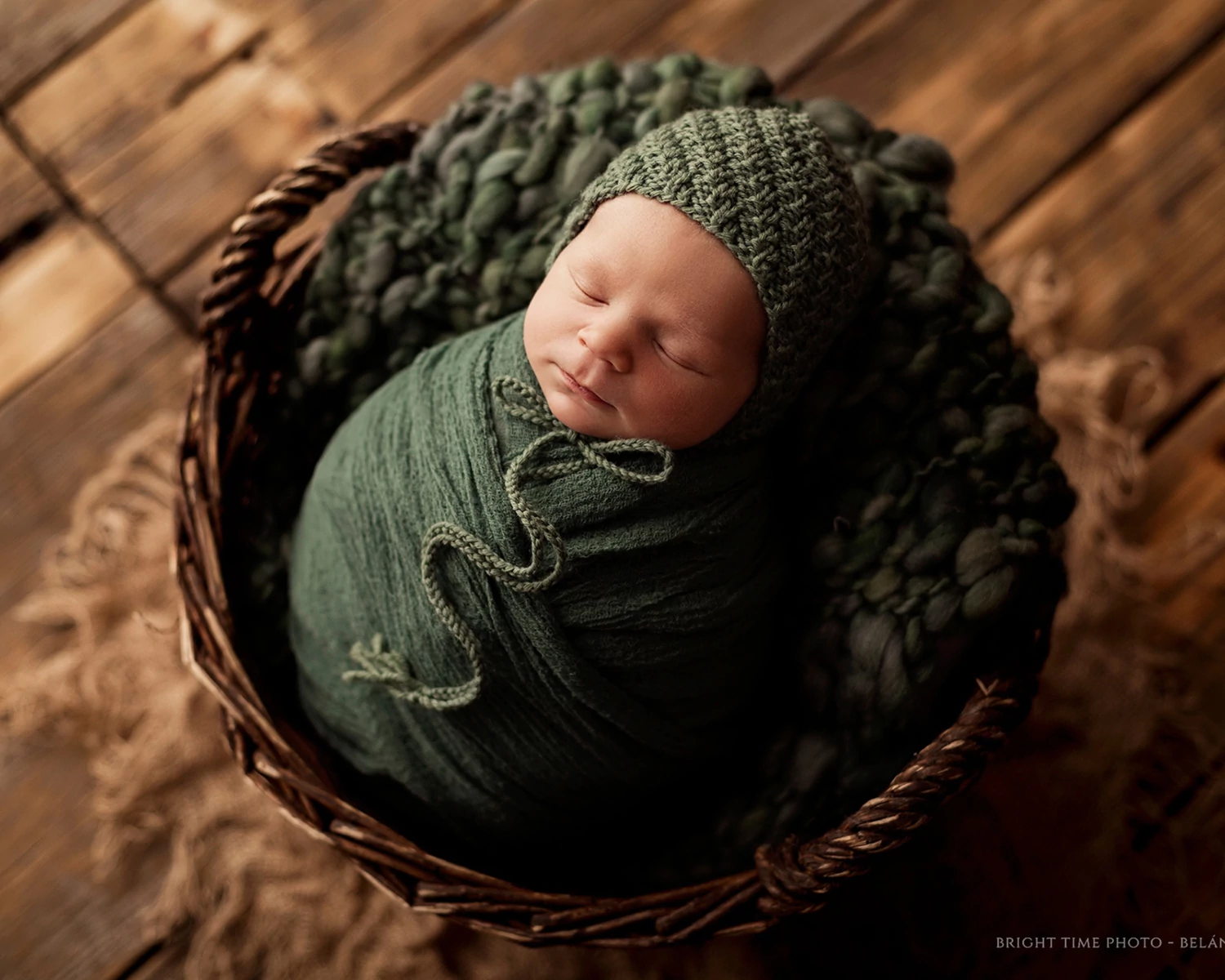 Erdőzöld, kézzel festett kockamintás újszülött bonnet
