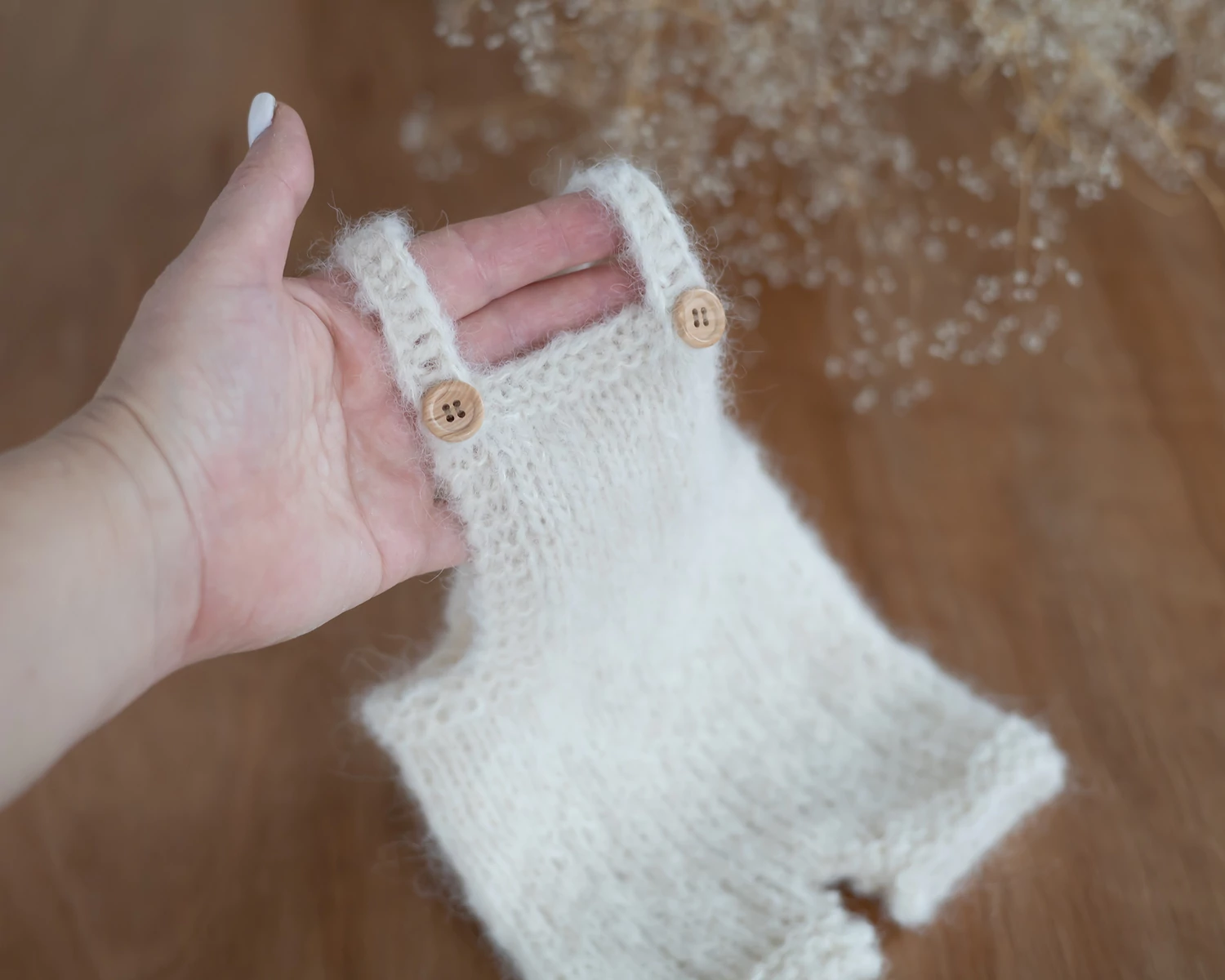 RENDELHETŐ Kötött törtfehér kantáros kertész nadrág - újszülött fotózáshoz