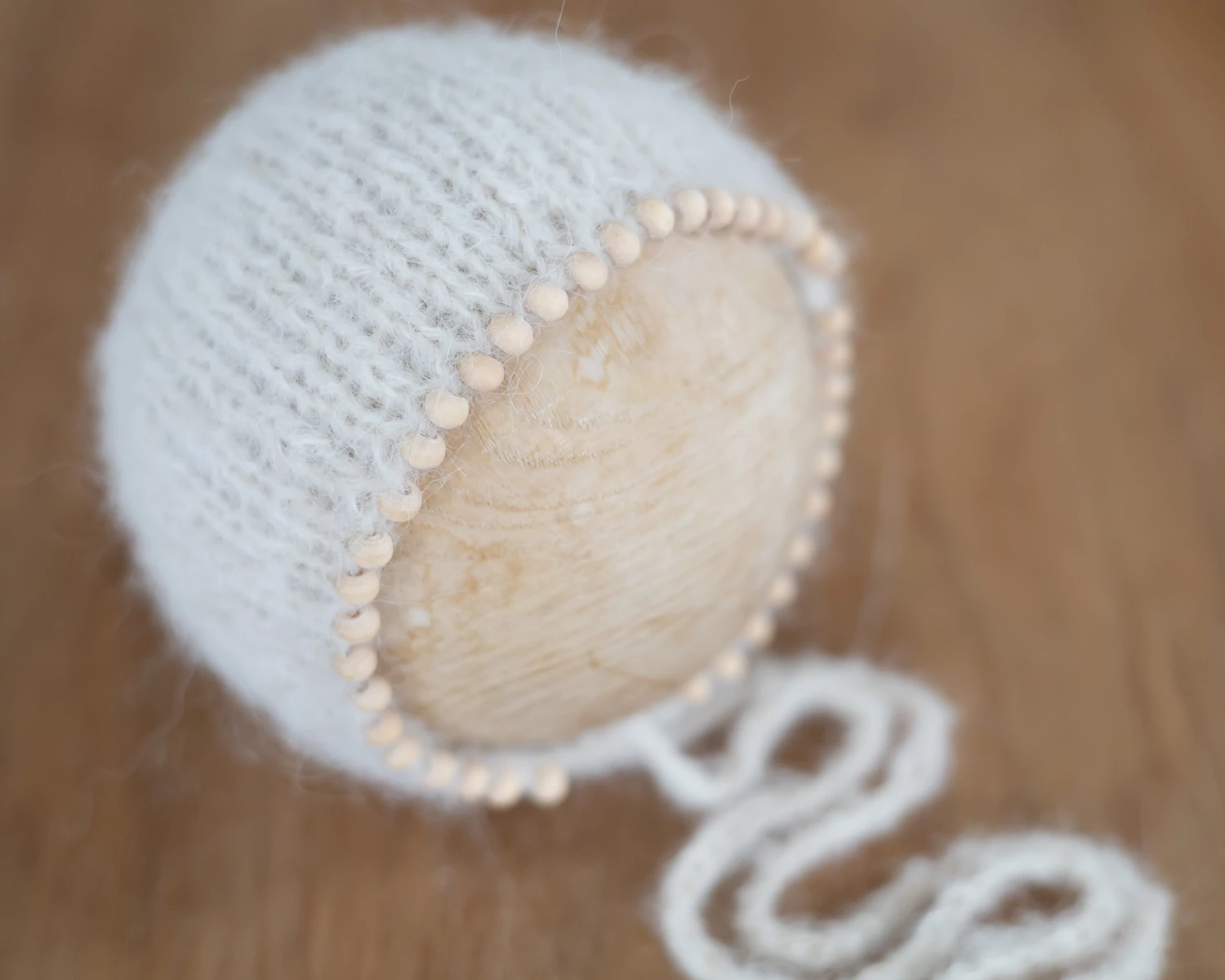 Törtfehér mohair bonnet fa gyöngyökkel, újszülött méret