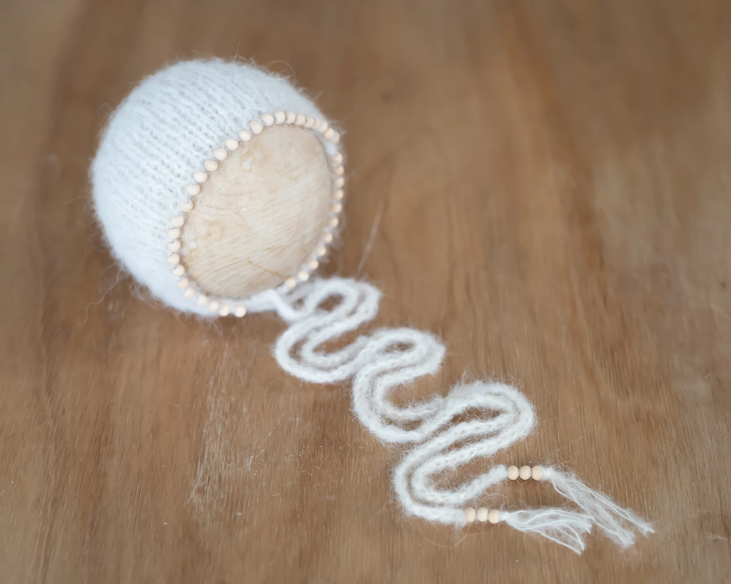 Törtfehér mohair bonnet fa gyöngyökkel, újszülött méret