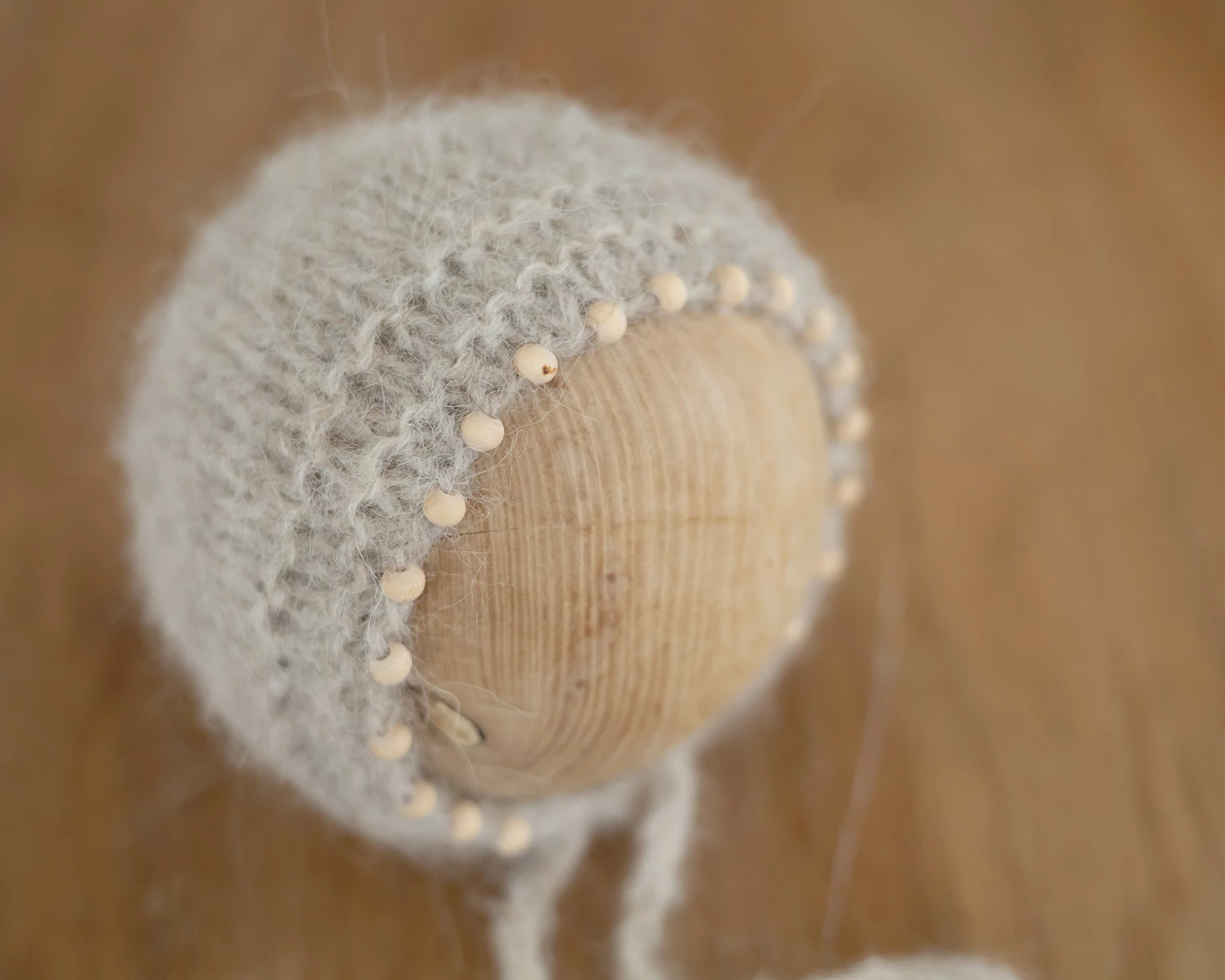 Világos bézs, mohair újszülött bonnet fa gyöngyökkel