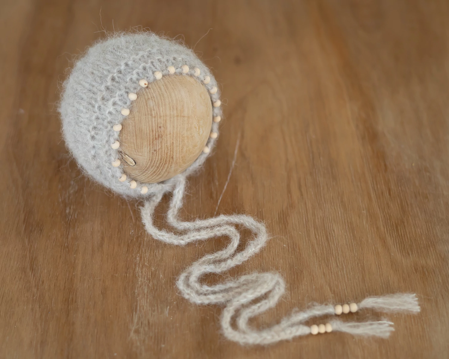 Világos bézs, mohair újszülött bonnet fa gyöngyökkel