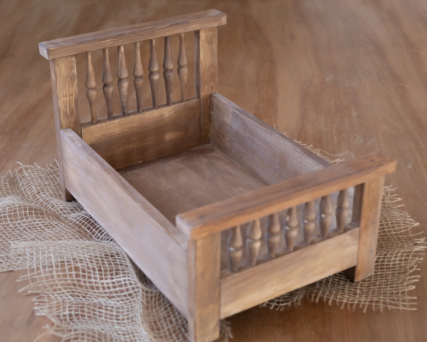 Barna, antikolt fa ágy esztergált díszítéssel újszülött fotózáshoz