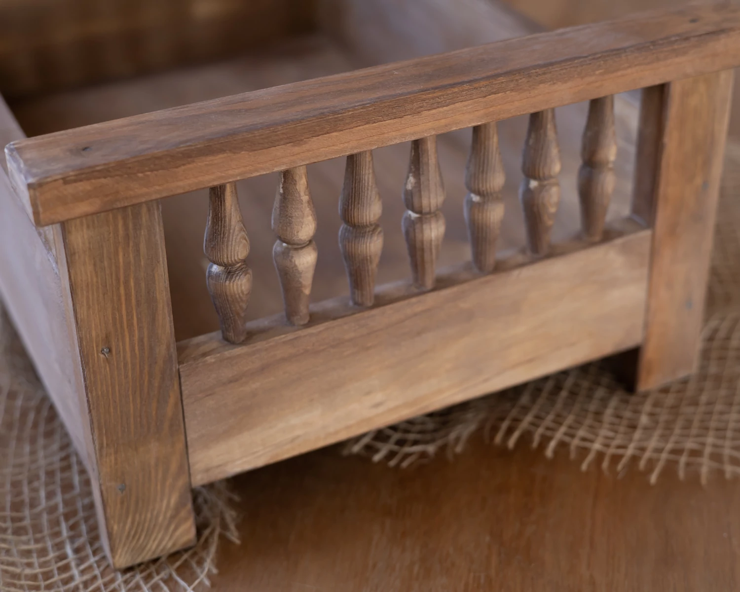 Barna, antikolt fa ágy esztergált díszítéssel újszülött fotózáshoz