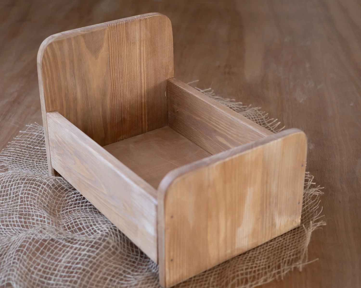 Antikolt világosbarna fa ágy újszülött fotózáshoz