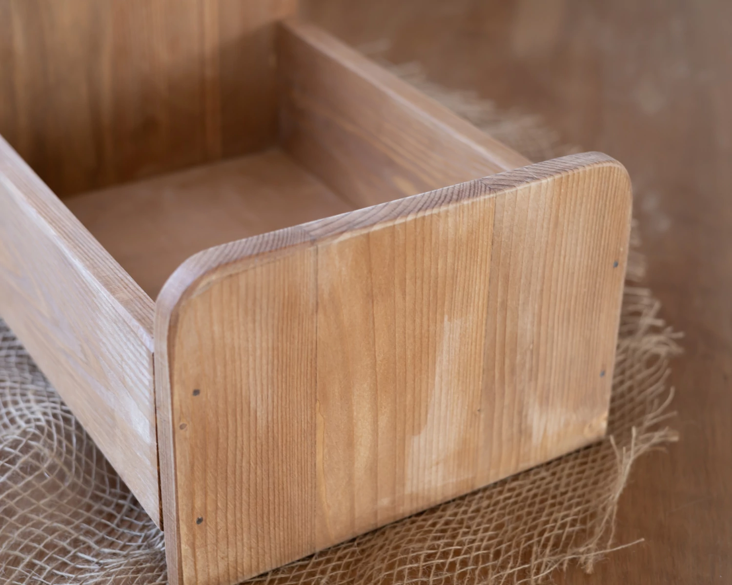 Antikolt világosbarna fa ágy újszülött fotózáshoz