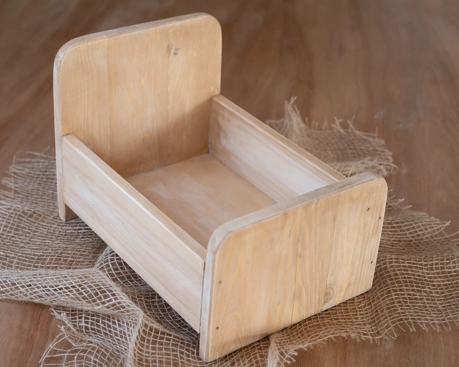 Natúr színű fa ágy újszülött fotózáshoz