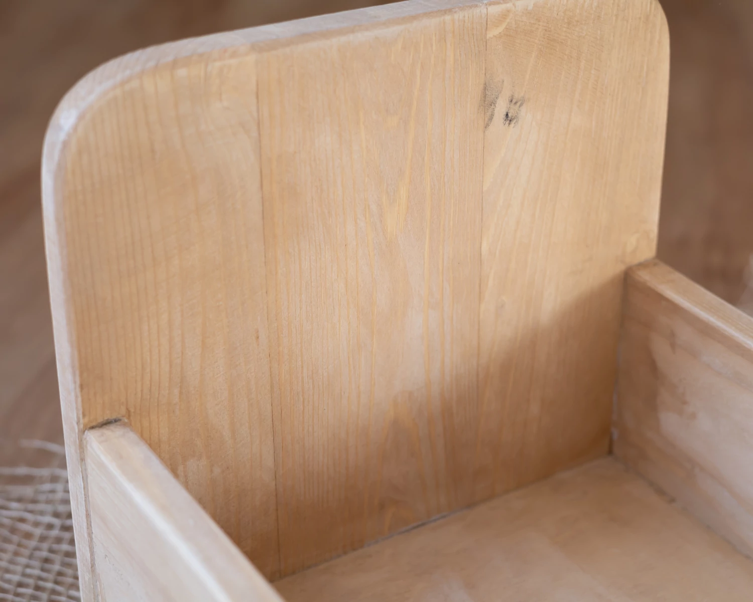 Natúr színű fa ágy újszülött fotózáshoz