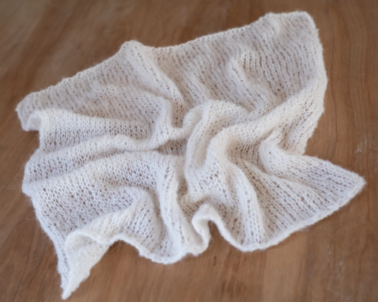 Törtfehér, kötött, lyukacsos mohair, kötött csipke takaró