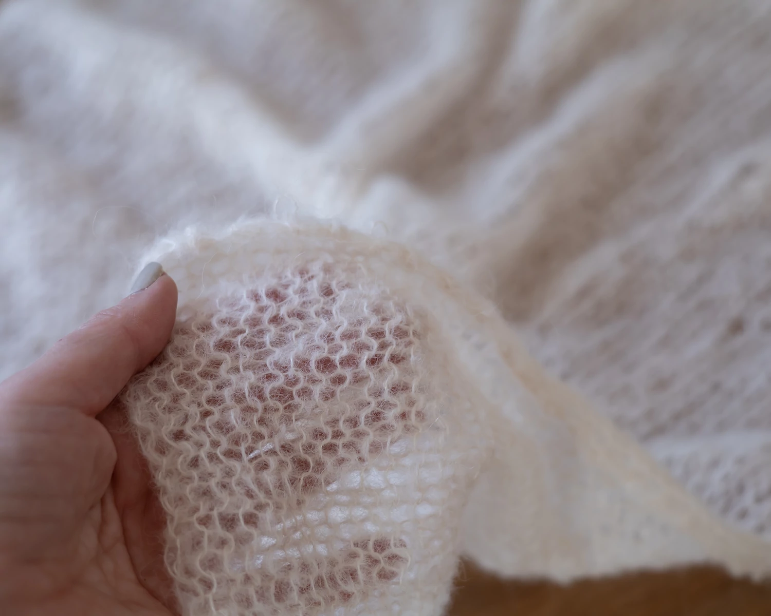 Törtfehér, kötött, lyukacsos mohair, kötött csipke takaró