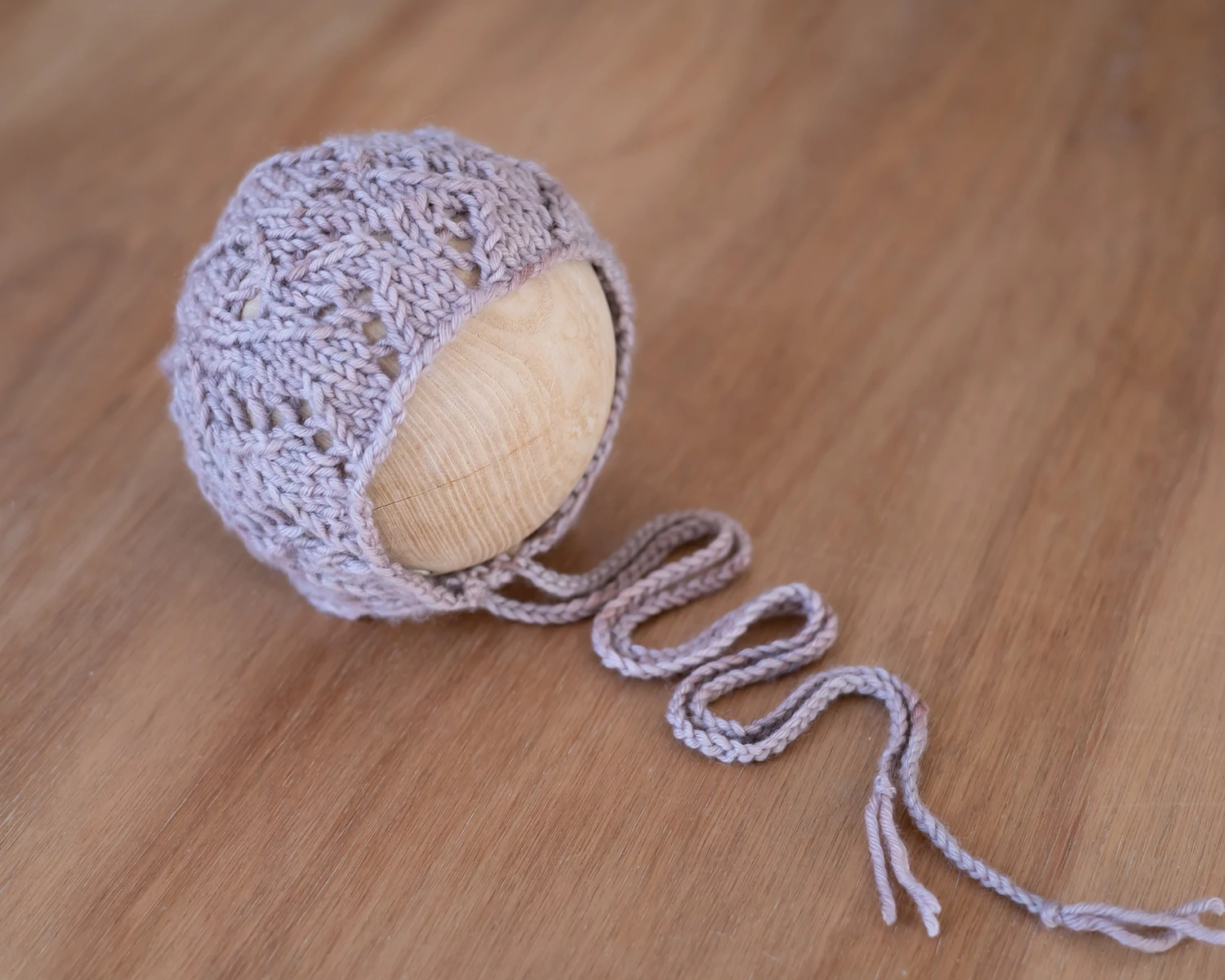 Fáradt rózsaszín kézzel festett csipke újszülött bonnet