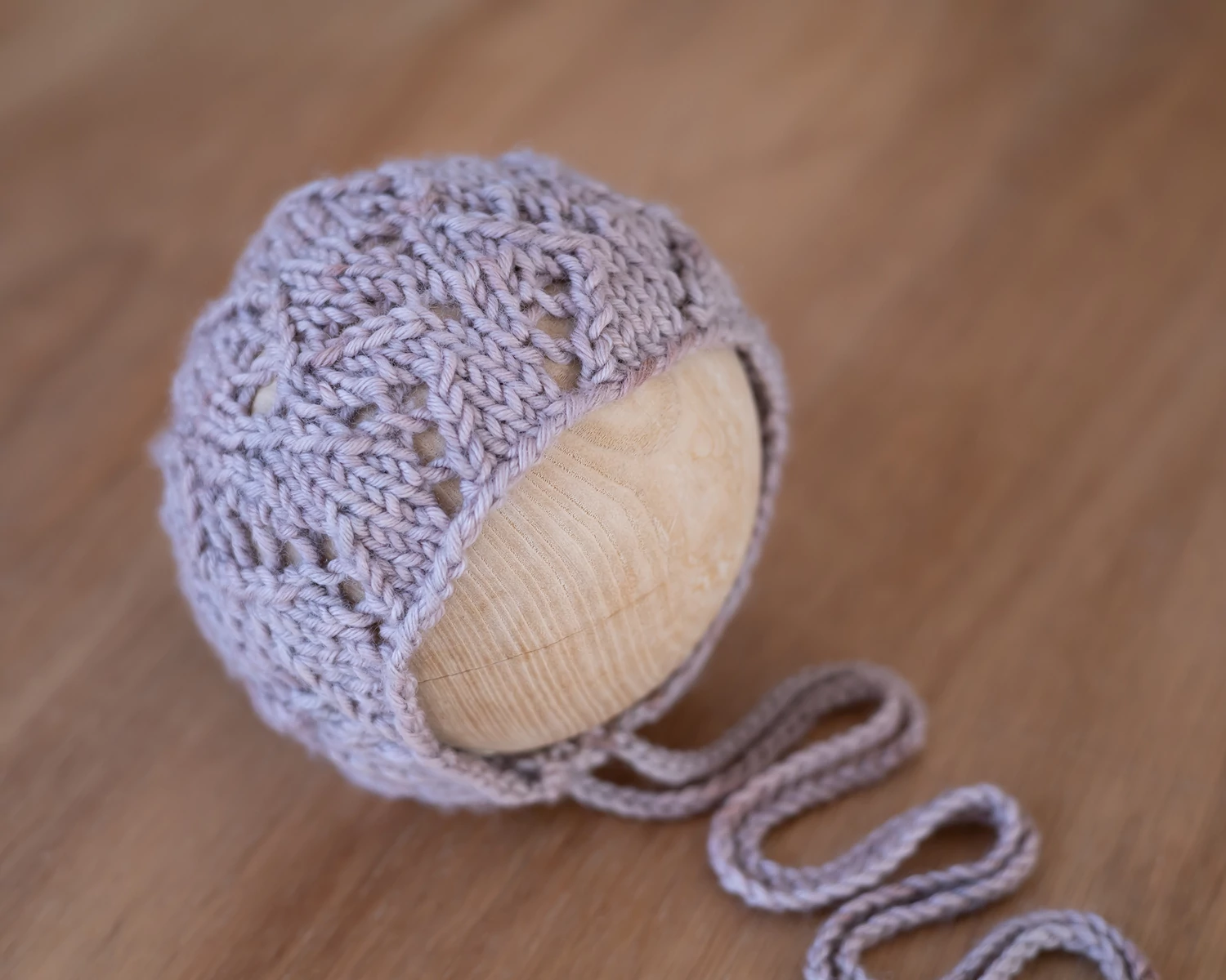 Fáradt rózsaszín kézzel festett csipke újszülött bonnet