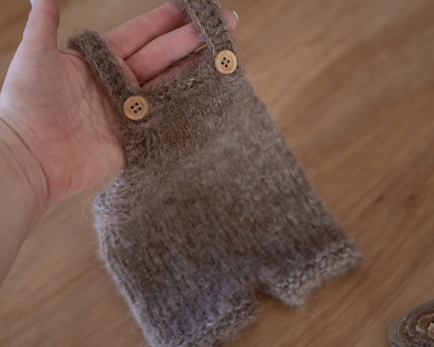 Kötött szett: barna mohair kantáros kertész nadrág, és maci sapka