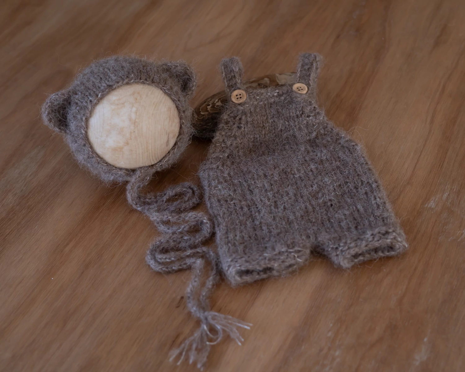 Kötött szett: barna mohair kantáros kertész nadrág, és maci sapka