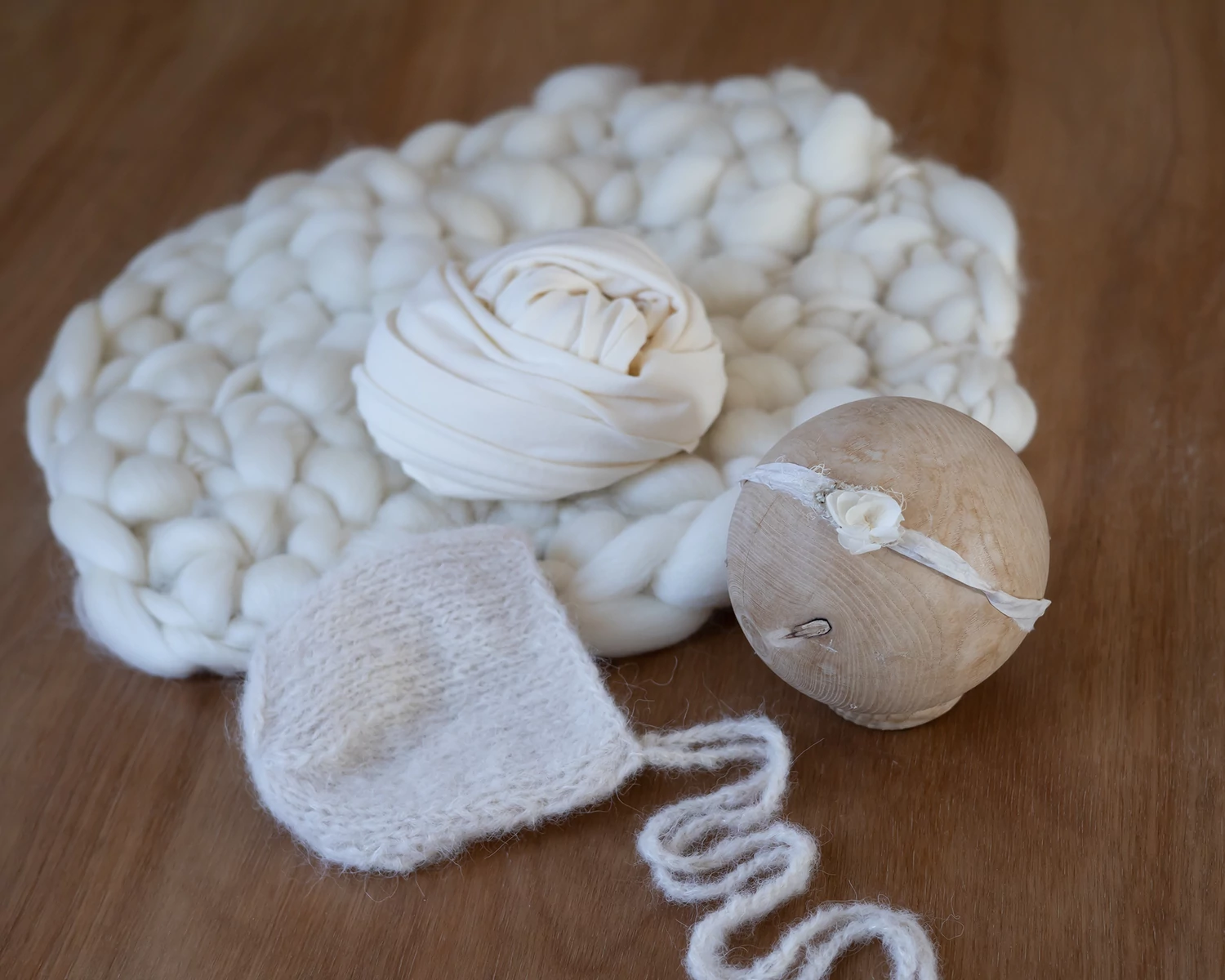 Négyrészes törtfehér kezdő uniszex szett: alátét, wrap, sapka, fejpánt