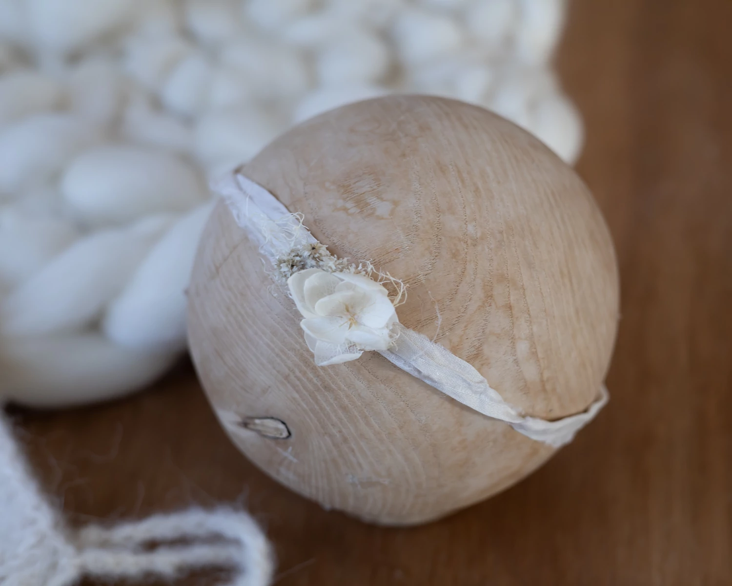 Négyrészes törtfehér kezdő uniszex szett: alátét, wrap, sapka, fejpánt