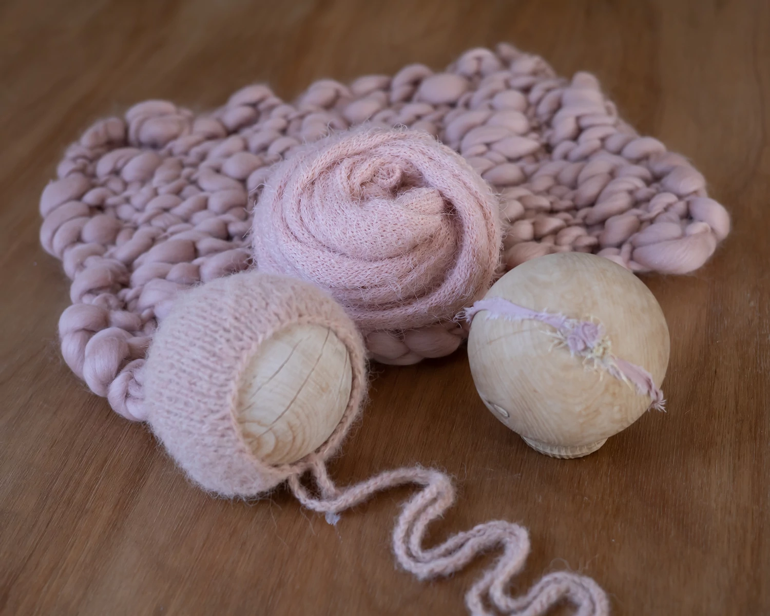 Négyrészes púder rózsaszín kezdő kislány szett: alátét, wrap, sapka, fejpánt