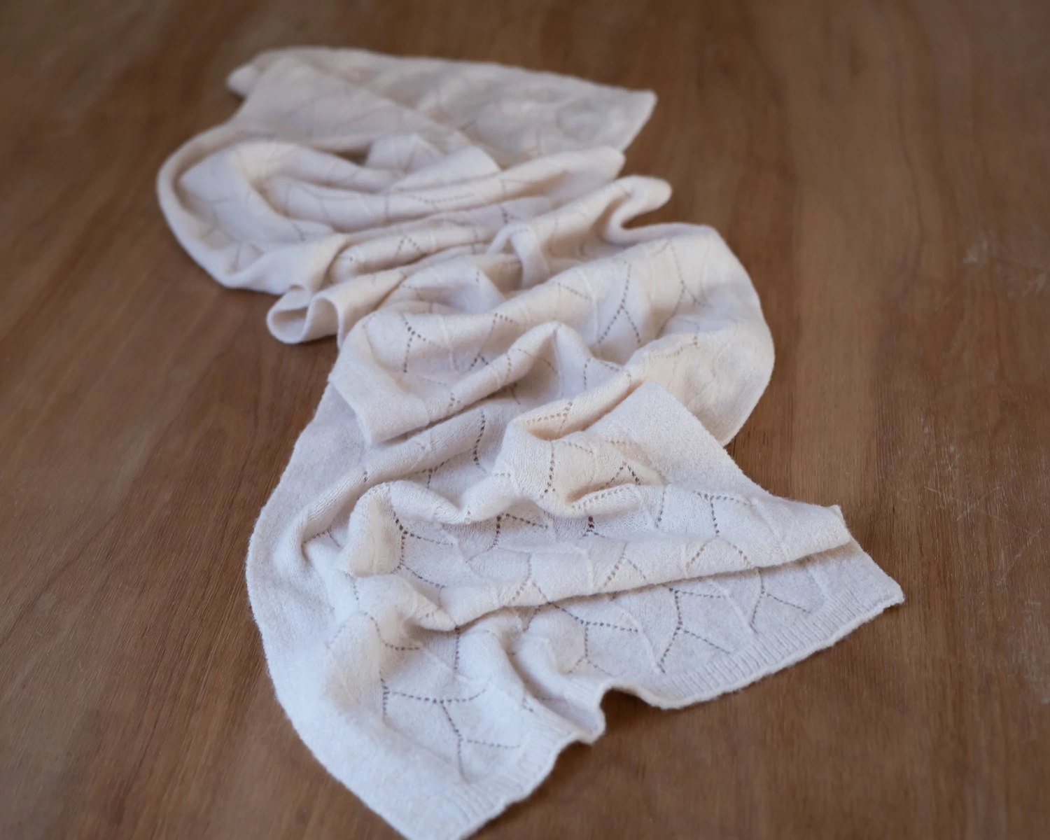 Bézs-homok, mohair levélmintás csipke elasztikus wrap -  140cm