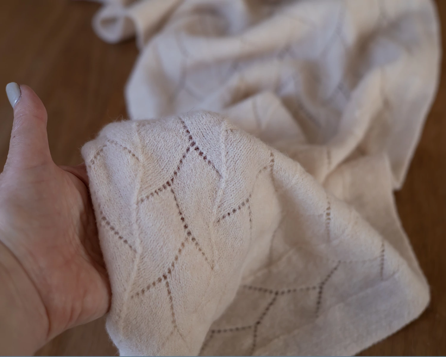 Bézs-homok, mohair levélmintás csipke elasztikus wrap -  140cm