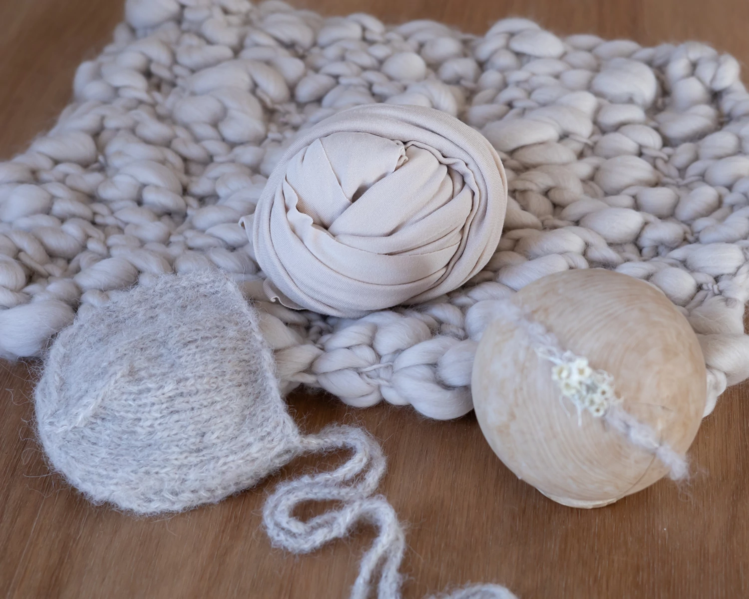 Négyrészes bézs-homok kezdő uniszex szett: alátét, wrap, sapka, fejpánt