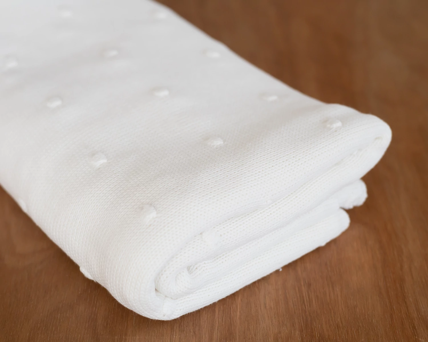 Törtfehér színű bogyómintás kötött, középvastag babzsák takaró - újszülött fotós kellék