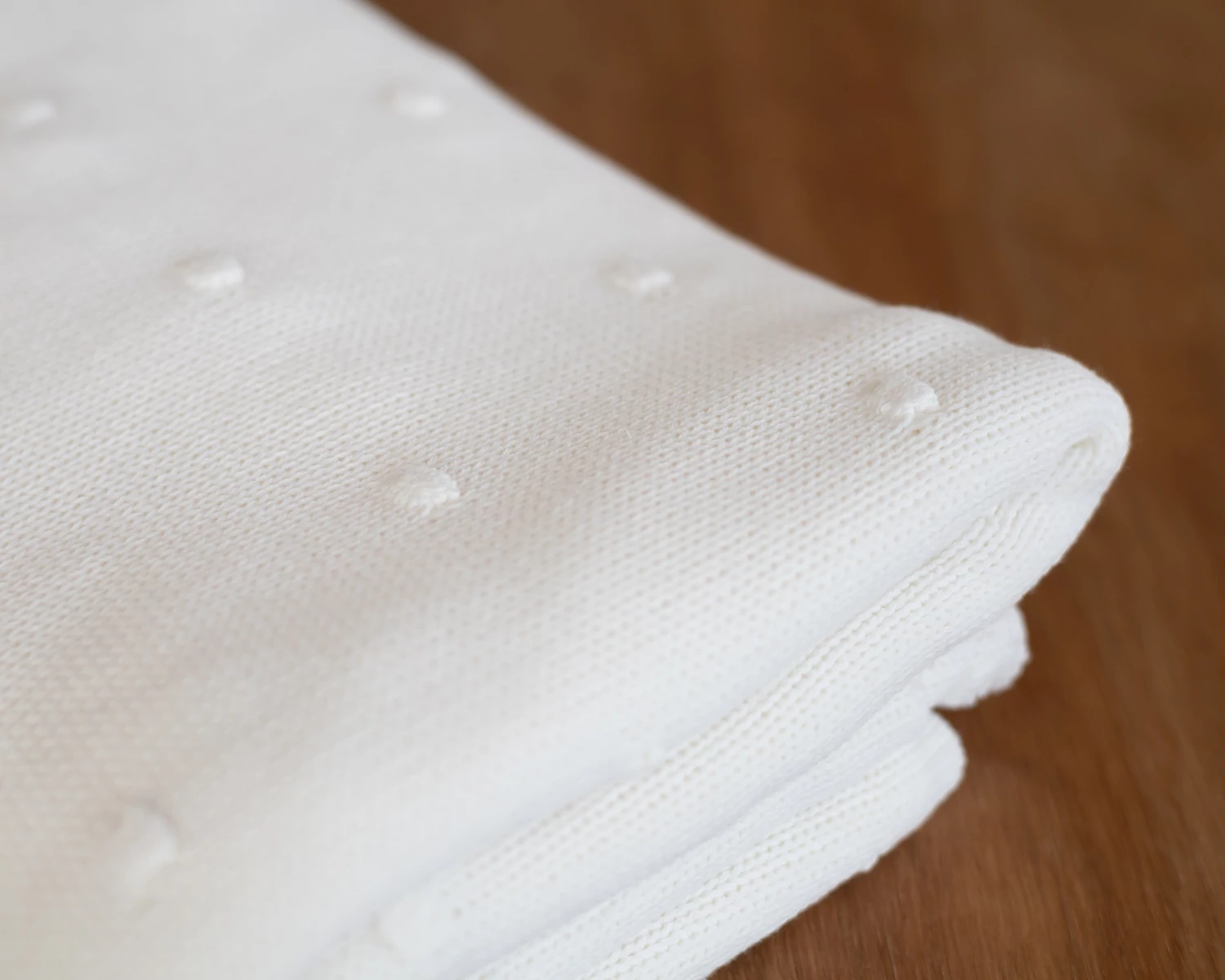 Törtfehér bogyómintás kötött, középvastag babzsák takaró és párna szett  - újszülött fotós kellék 