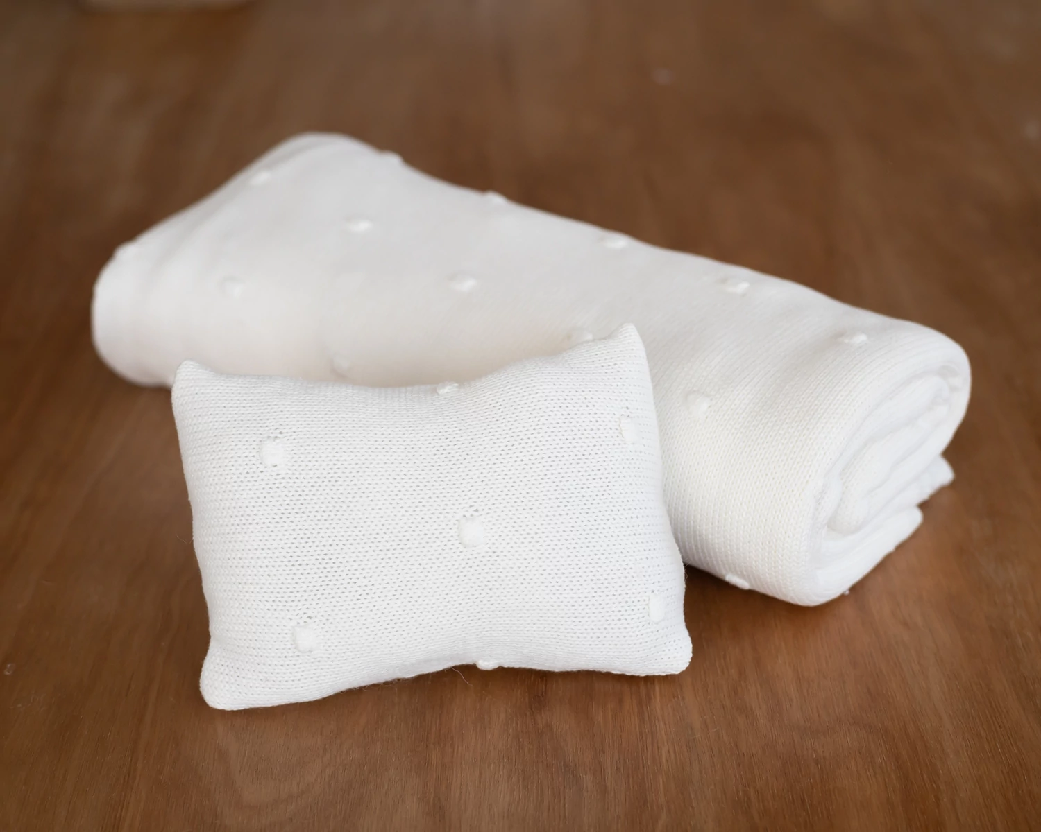 Törtfehér bogyómintás kötött, középvastag babzsák takaró és párna szett  - újszülött fotós kellék 