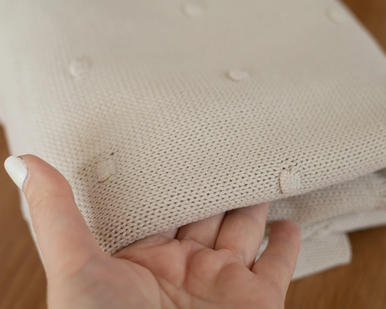 Nyers színű bogyómintás kötött, középvastag babzsák takaró és párna szett  - újszülött fotós kellék 