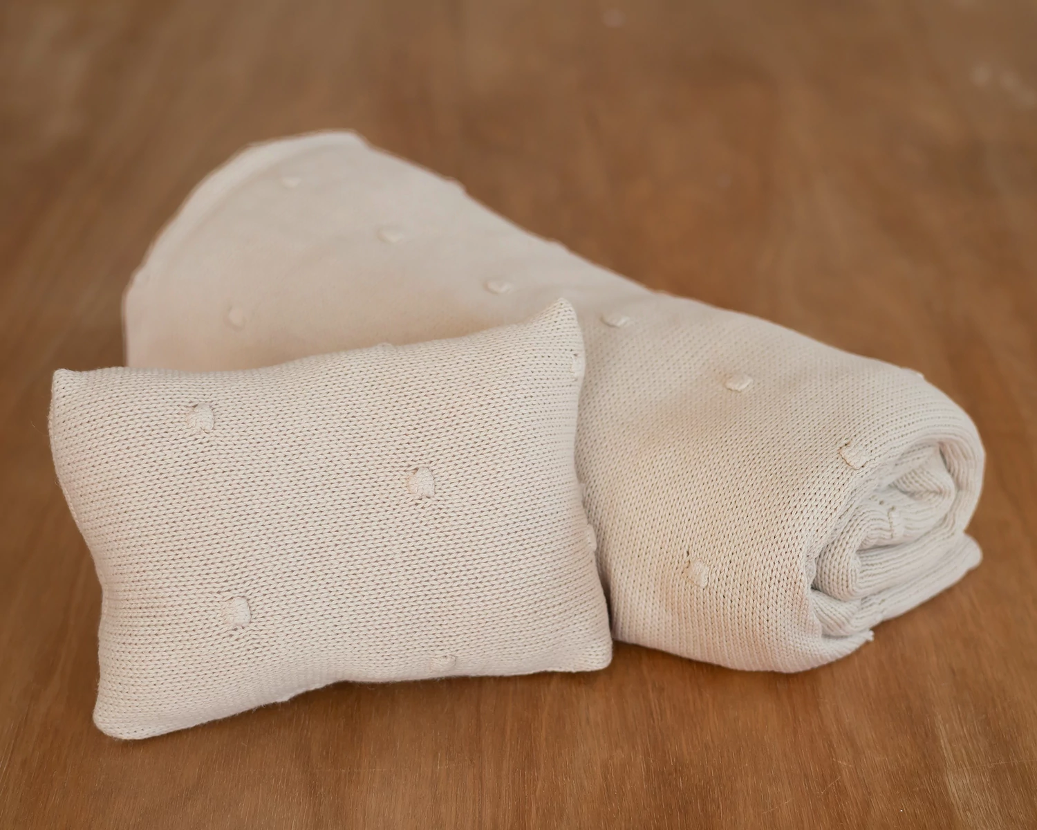 Nyers színű bogyómintás kötött, középvastag babzsák takaró és párna szett  - újszülött fotós kellék 