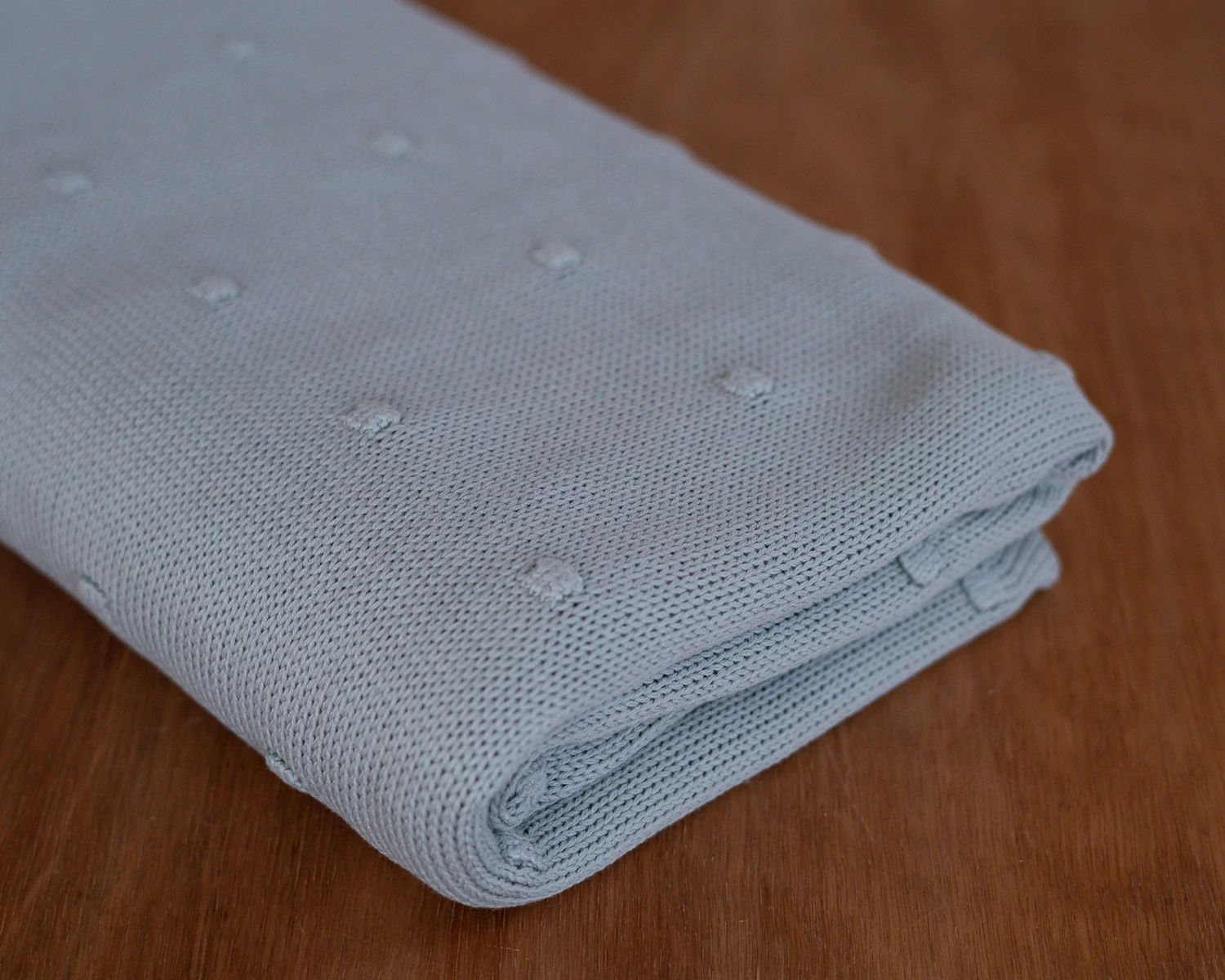 Tengerszín bogyómintás kötött, középvastag babzsák takaró - újszülött fotós kellék