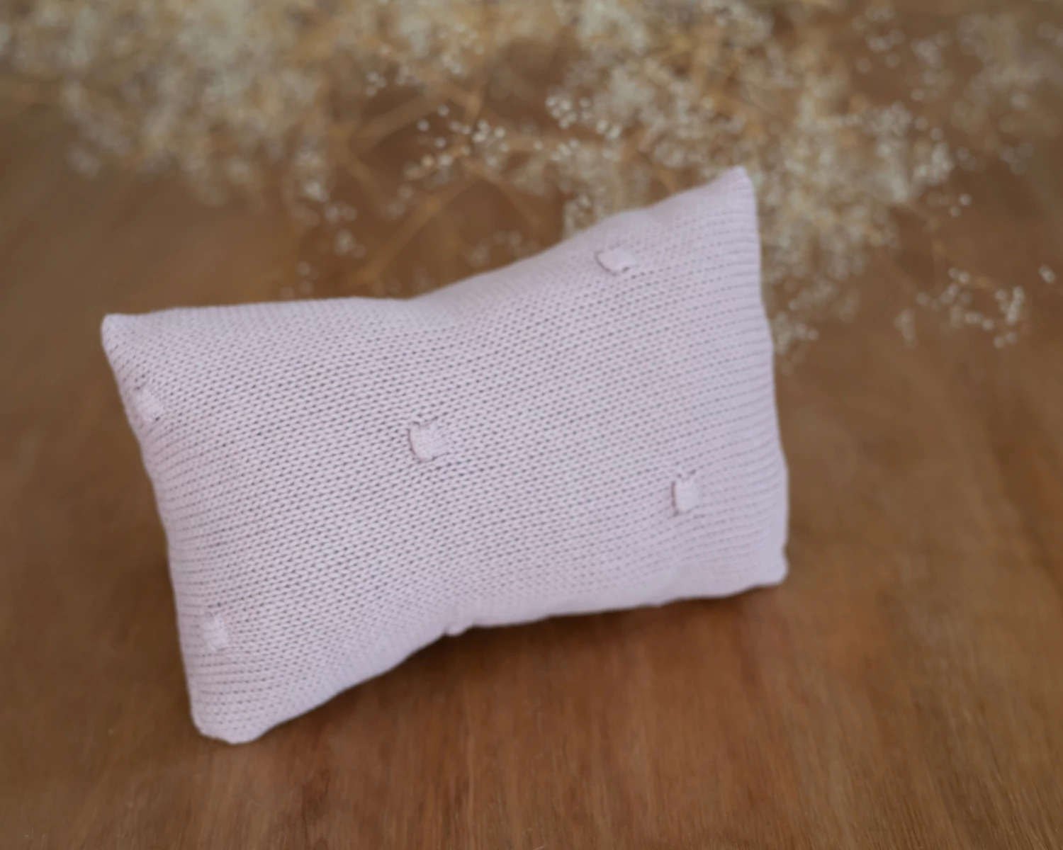 Fáradt rózsaszín bogyómintás párna, újszülött fotózáshoz