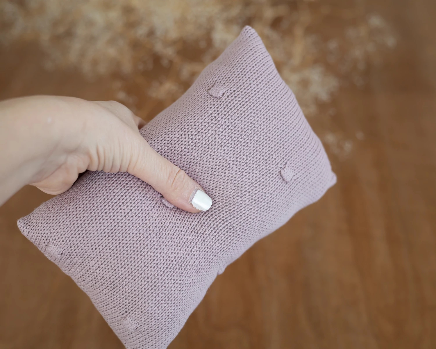 Fáradt rózsaszín bogyómintás párna, újszülött fotózáshoz