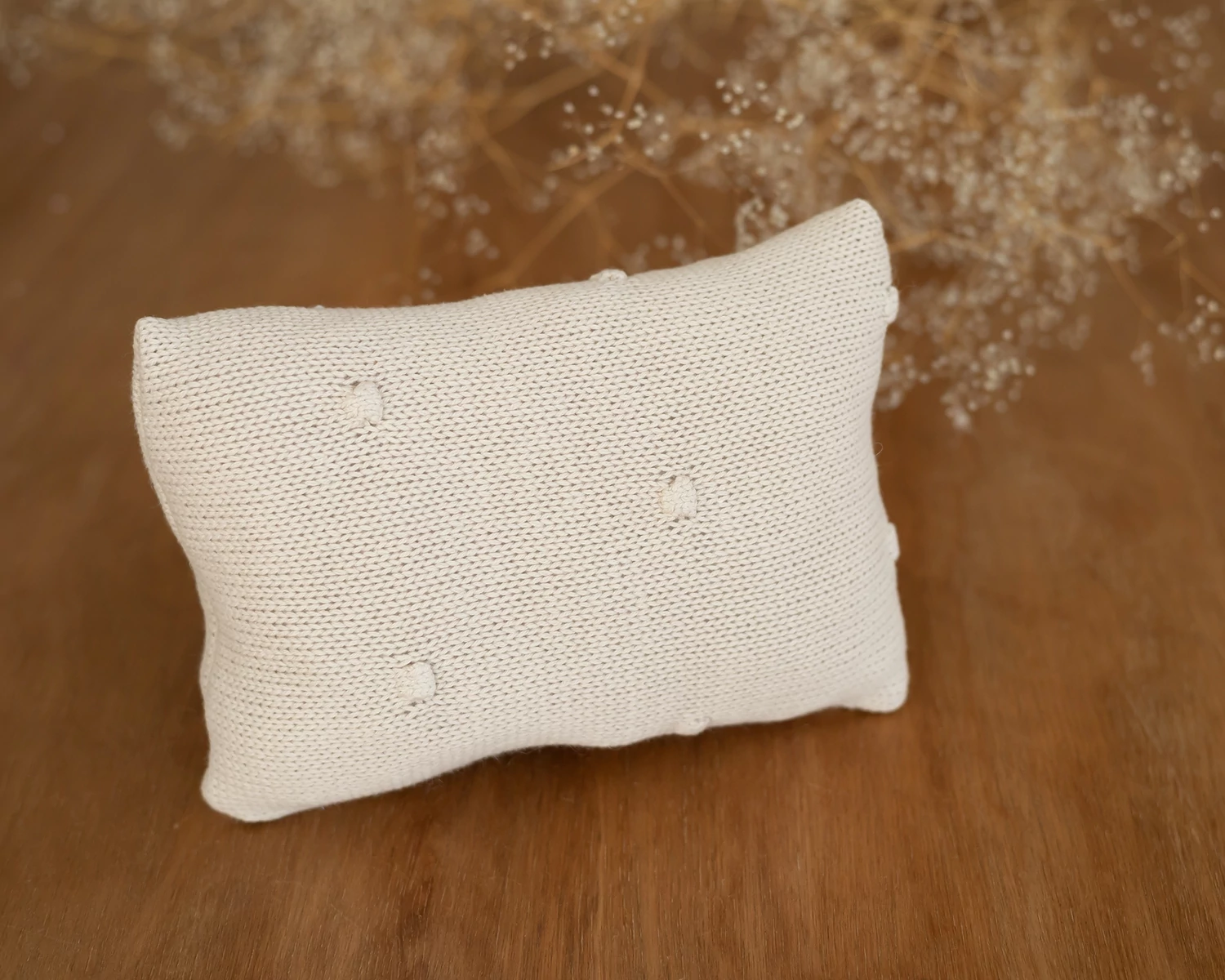 Nyers színű, bogyómintás párna újszülött fotózáshoz