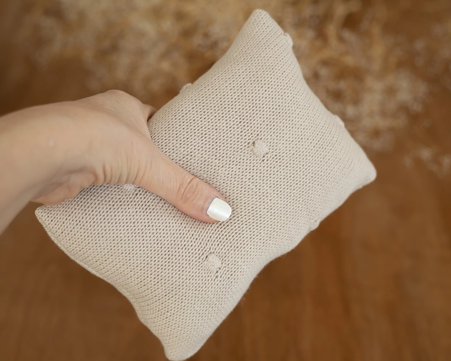 Nyers színű, bogyómintás párna újszülött fotózáshoz