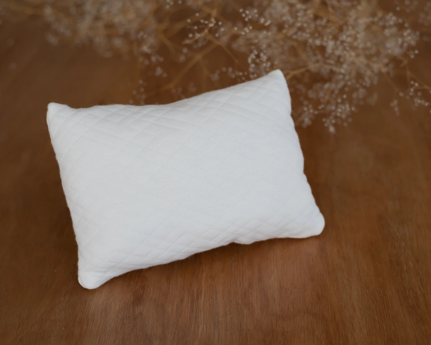 Törtfehér rombuszmintás pozícionáló párna újszülött fotózáshoz