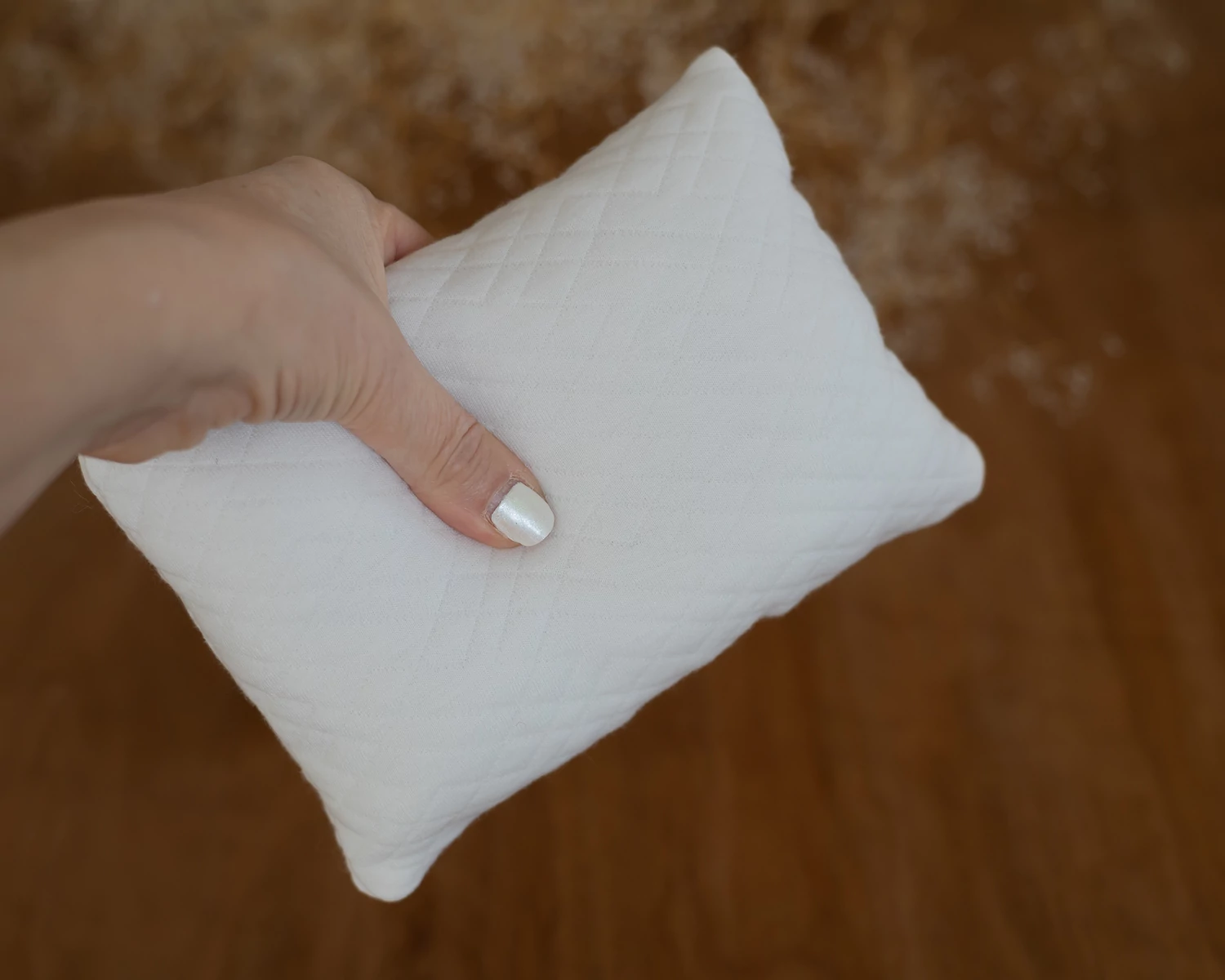 Törtfehér rombuszmintás pozícionáló párna újszülött fotózáshoz