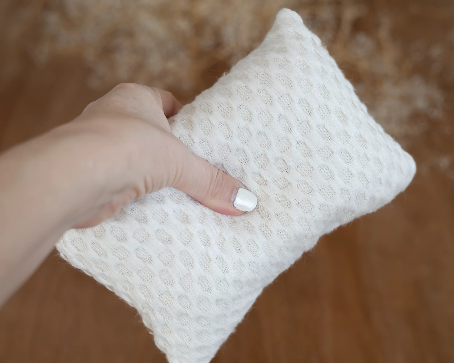 Krém kockamintás  párna újszülött fotózáshoz