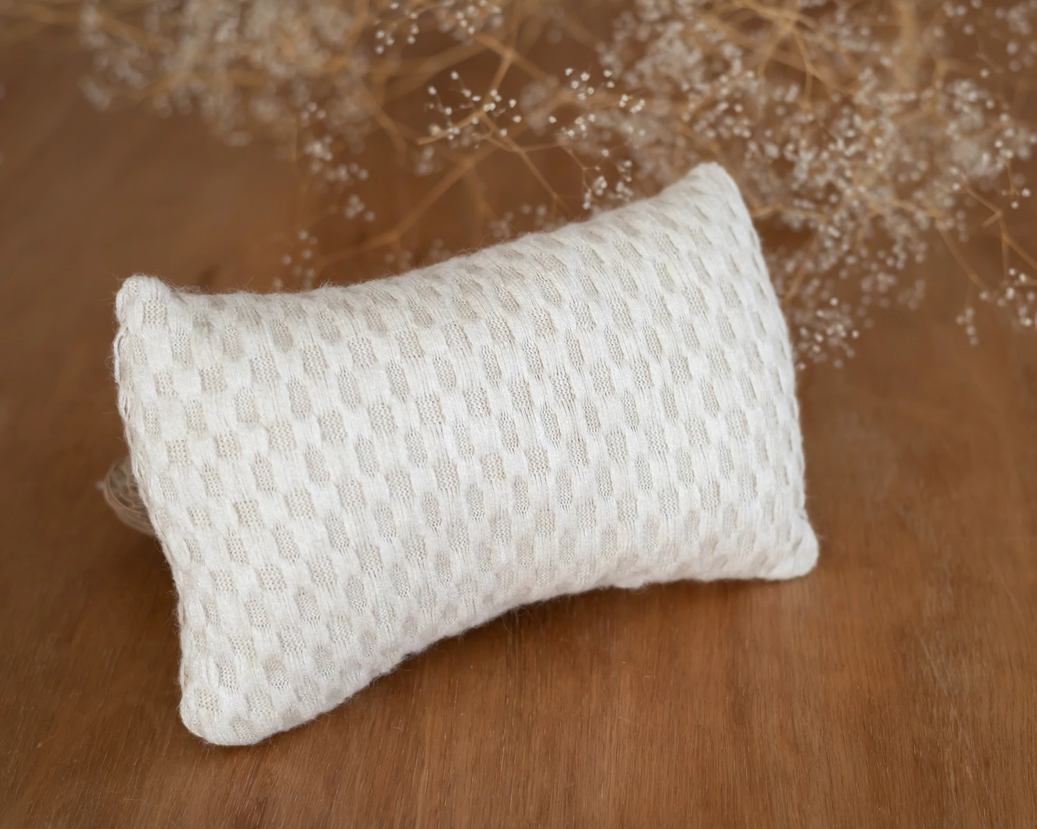 Világos bézs, kockamintás  párna újszülött fotózáshoz