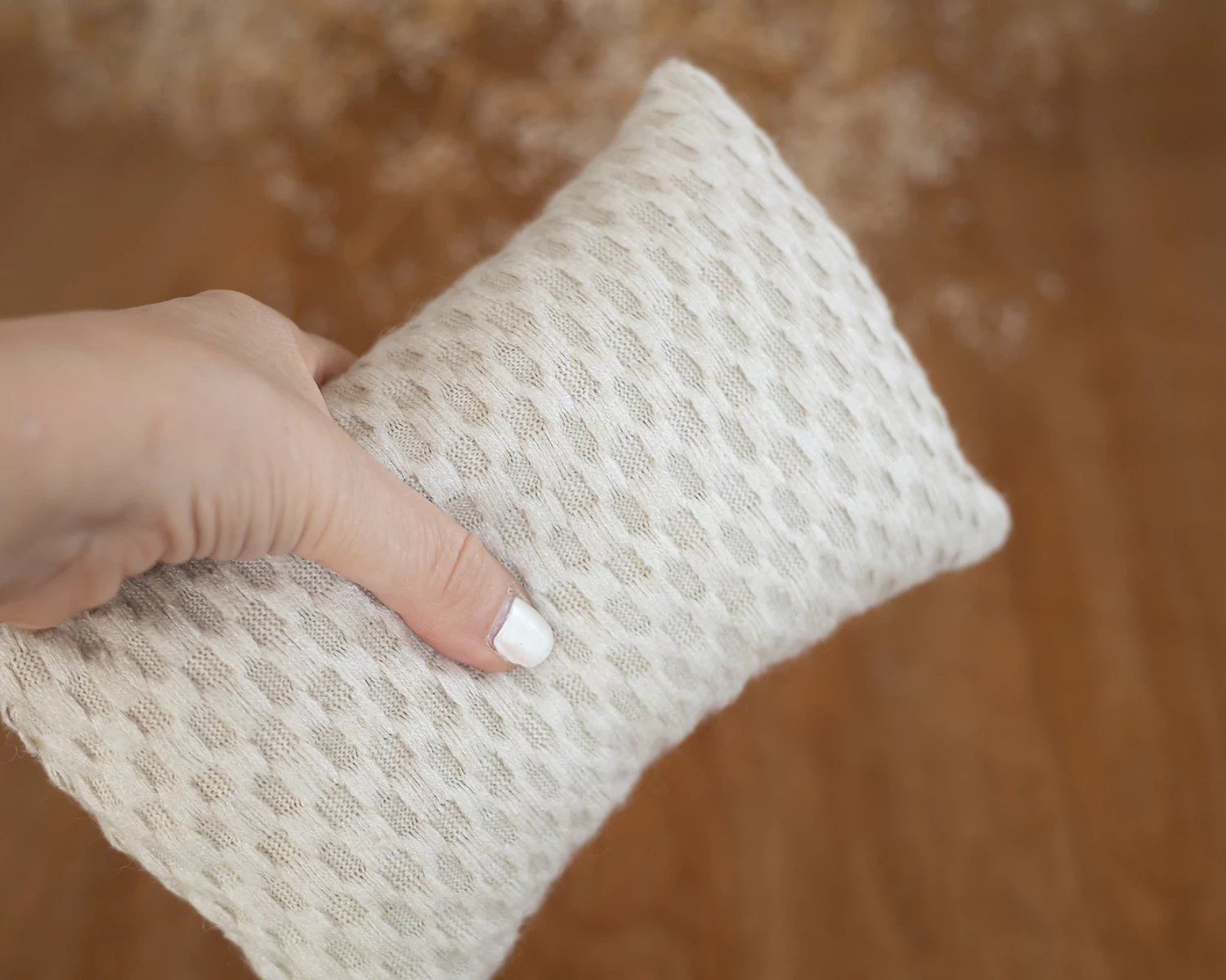 Világos bézs, kockamintás  párna újszülött fotózáshoz