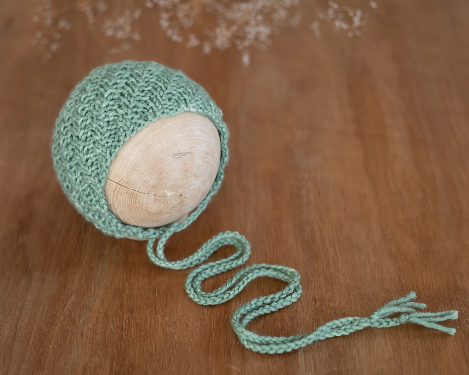 Erdőzöld, kézzel festett kockamintás újszülött bonnet