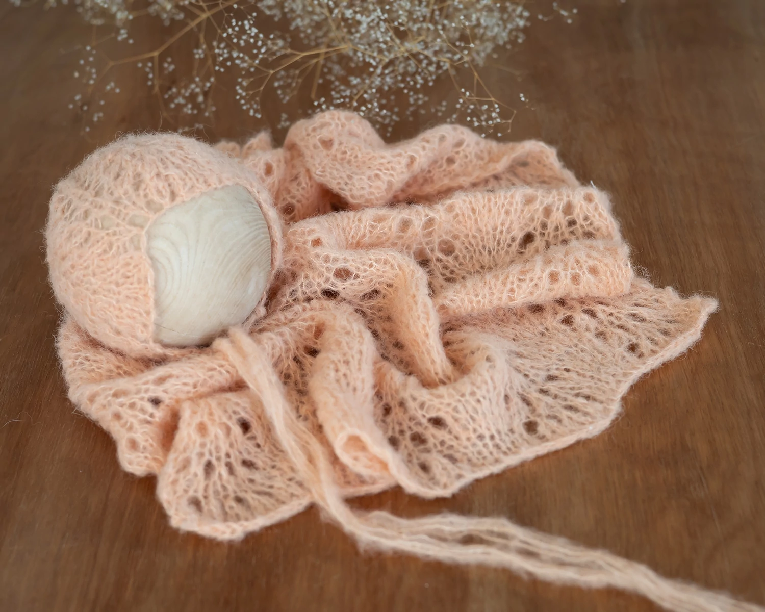 Kétrészes sötét barack szett: csipke takarró és újszülött bonnet