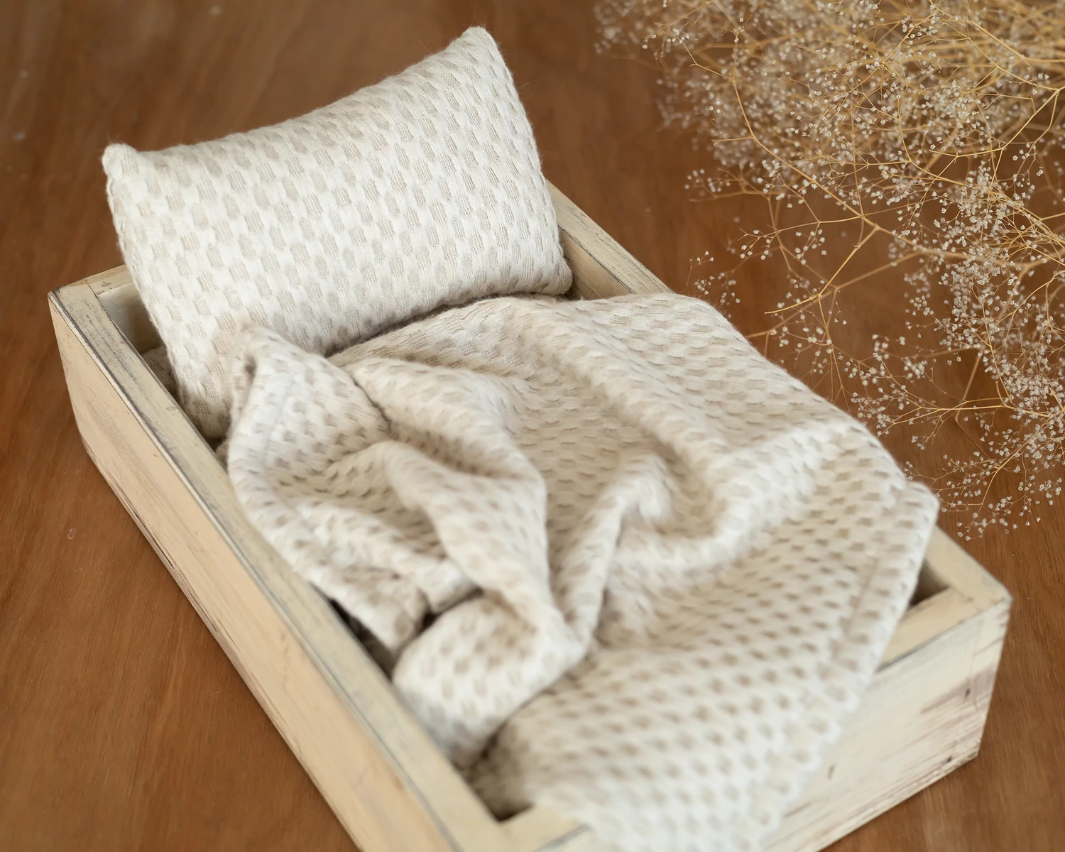 Világos bézs kockamintás kötött, mini takaró és párna szettben - újszülött fotós kellék