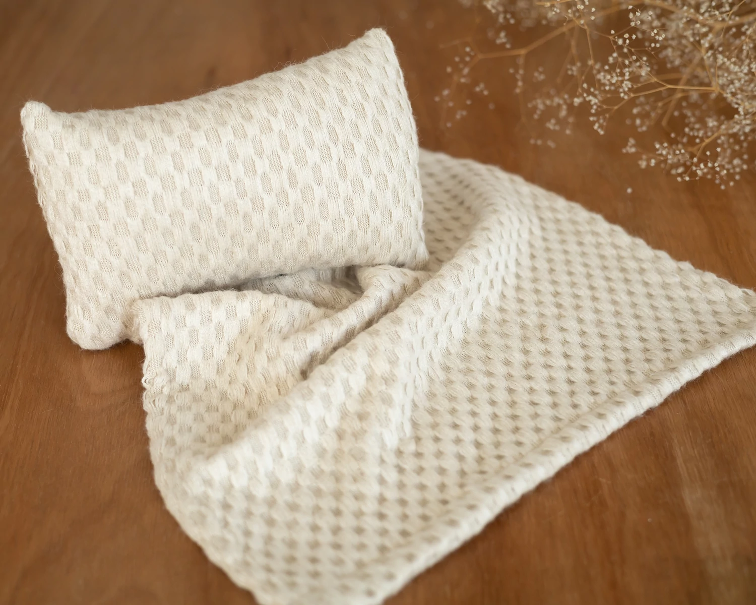 Világos bézs kockamintás kötött, mini takaró és párna szettben - újszülött fotós kellék